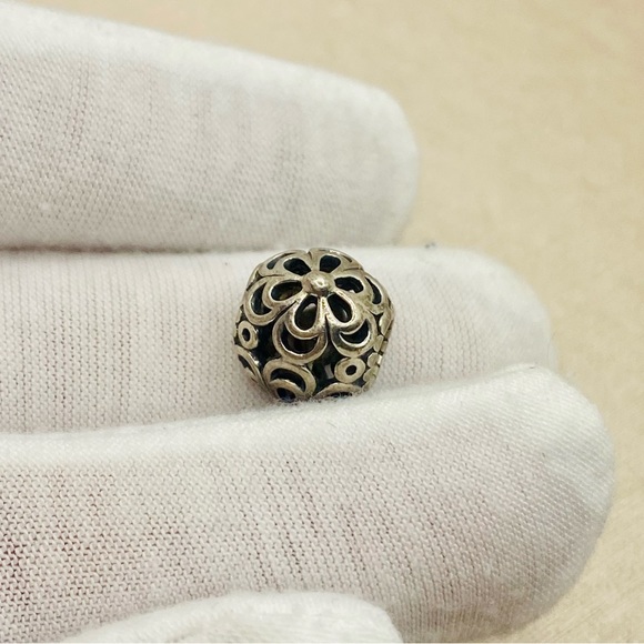 Pandora 790965 Sterling Silver Picking Daises Openwork Charm - Picture 3 of 7